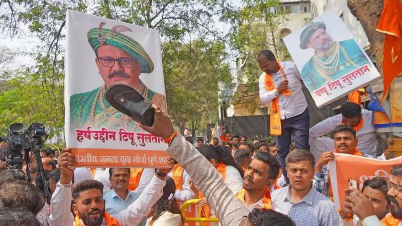 Chhatrapati Shivaji Maharaj–Tipu Sultan row: 8 injured in Pune clash; BJP seeks Sapkal’s resignation