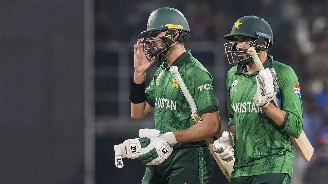 Awkward scenes: Afridi and Tariq stand still as India snub handshake – Watch