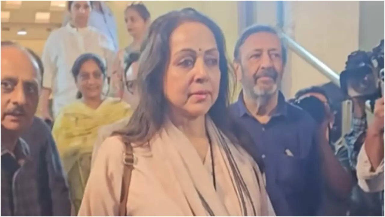 Bollywood celebs unite at Anand Sagar’s prayer meet