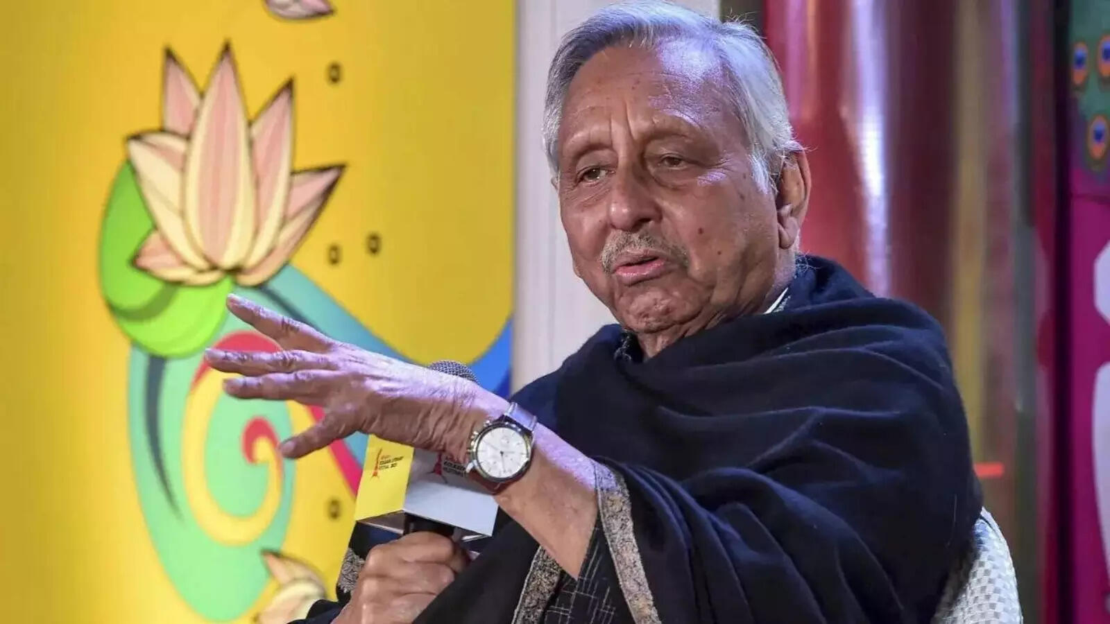 Cong disassociates, but Aiyar says unlike Rahul friends, he is with party