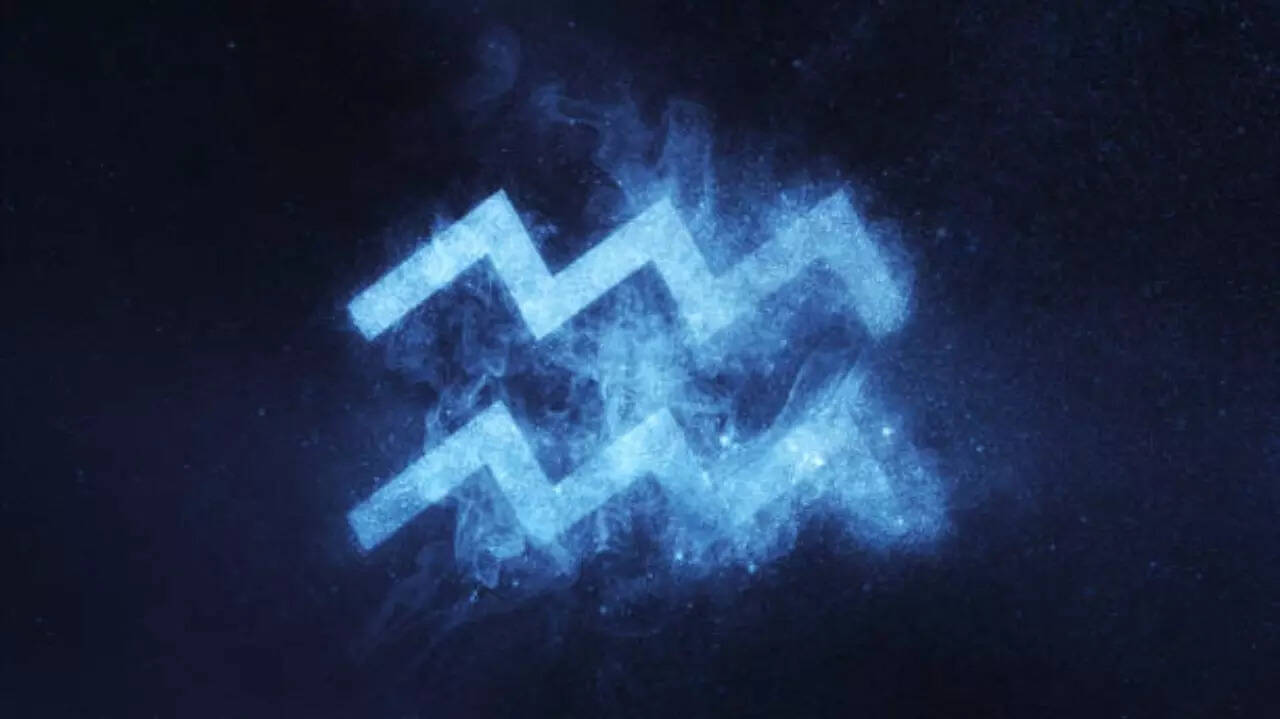 Today's Aquarius Horoscope: Social recognition rises; delay big decisions amid mental confusion