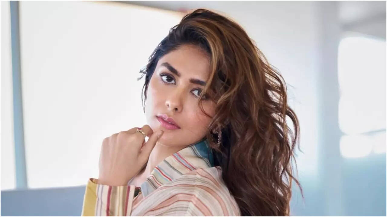 Mrunal reveals Dhar was first filmmaker she ever asked for work