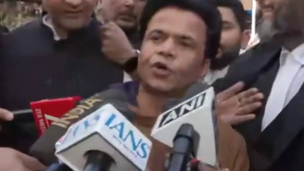 Rajpal Yadav’s first appearance after Tihar release – Video