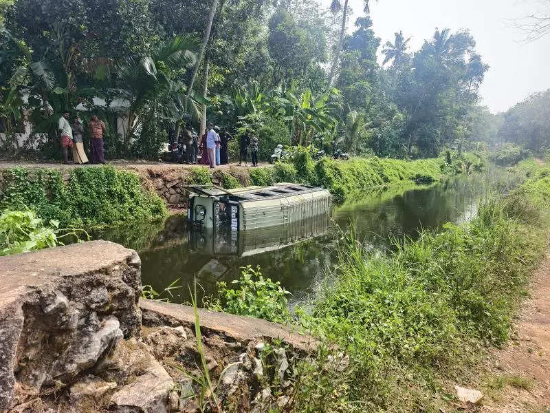 Van transporting kids falls into canal, 22 hurt