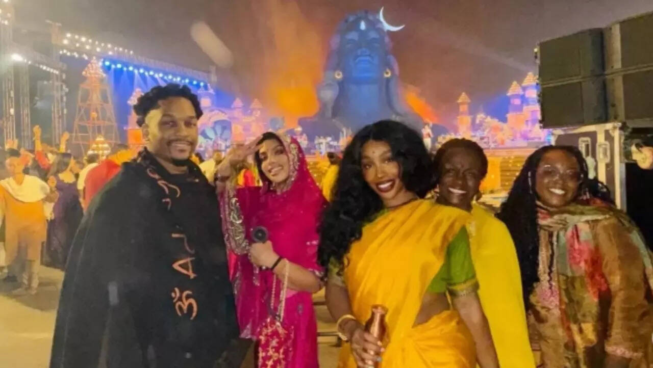 SZA leads 'Shiv Shambhu' chant at Maha Shivratri event