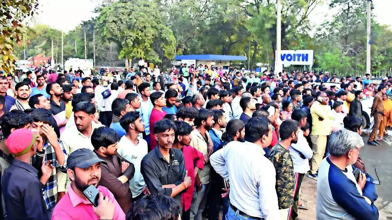 25 who suffered burns in factory blaze onlookers in Faridabad