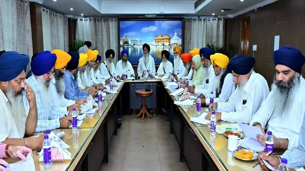Granthi levels graft charges against SGPC leadership