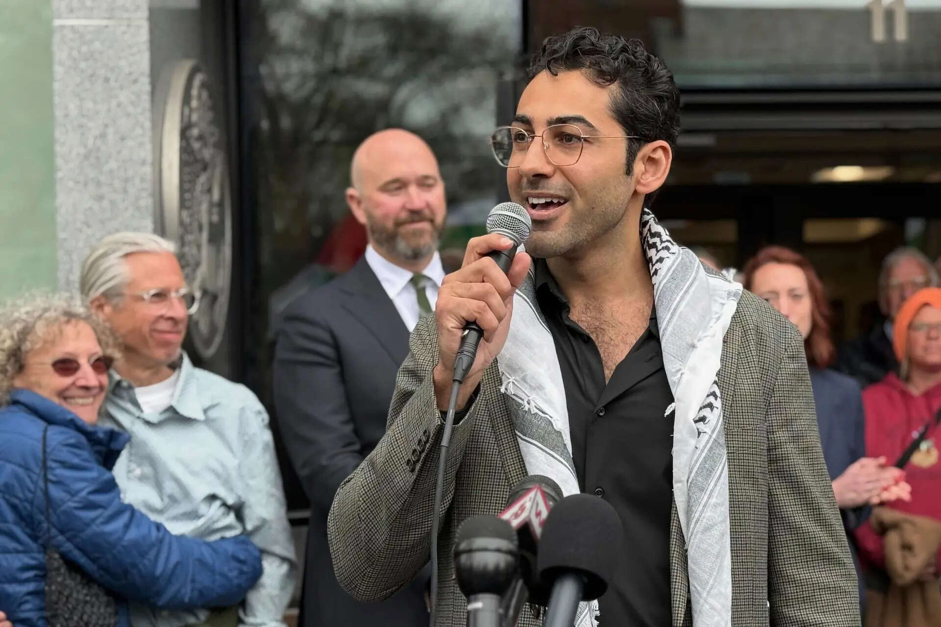 Judge blocks deportation of Palestinian activist Mohsen Mahdawi who led Columbia University protests