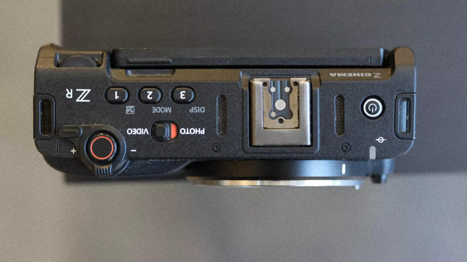 The top plate keeps it simple: a record button, zoom rocker, and three customisable buttons marked 1-2-3