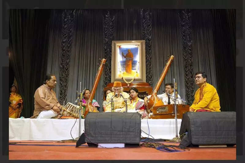 To mark his 100th birthday, classical vocalist performs to a full house of 1,200