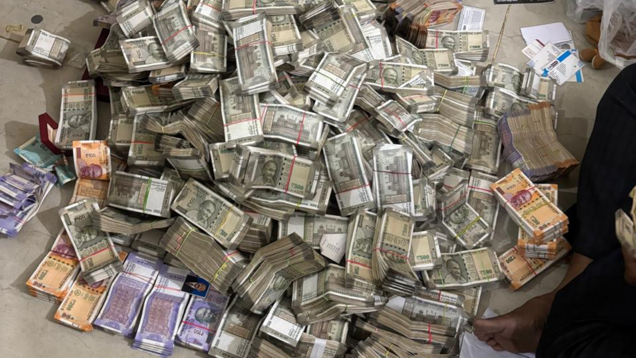 Watch: Rs 30,000 bribe sting exposes Rs 4 cr cash hoard, gold &amp;amp; luxury house of Odisha mines officer