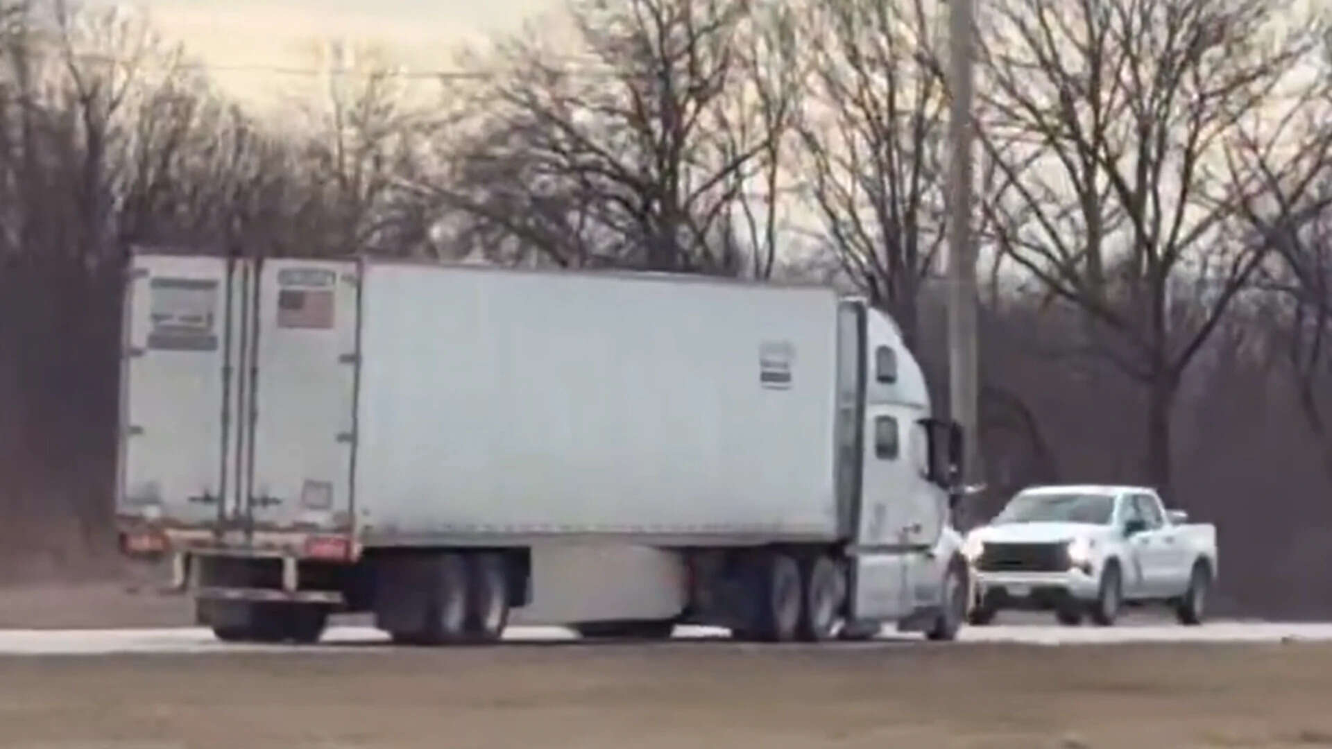 ‘Foreign truck driver’ seen speeding wrong way on Missouri highway for miles: ‘Couldn’t read basic road signs’