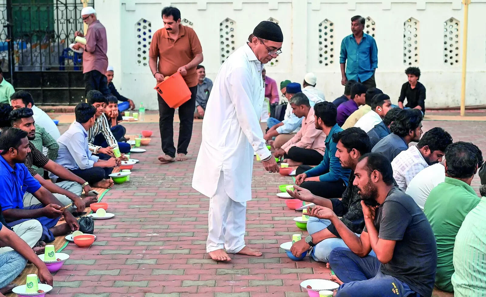 Hindu Sindhis Serve Iftar at Chennai Mosque for 40 Years