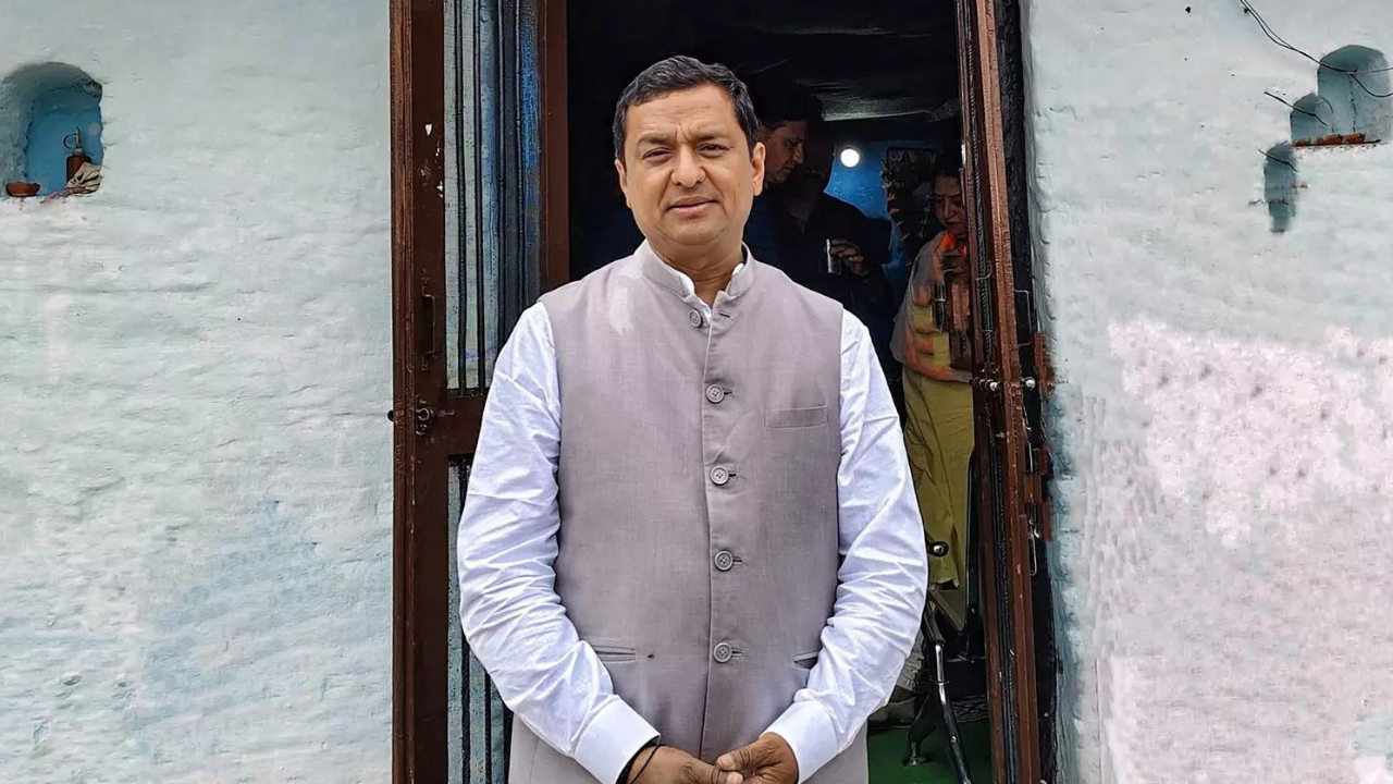 BJP MP Baluni plays Holi in ‘ghost village’, seek return of ex-residents