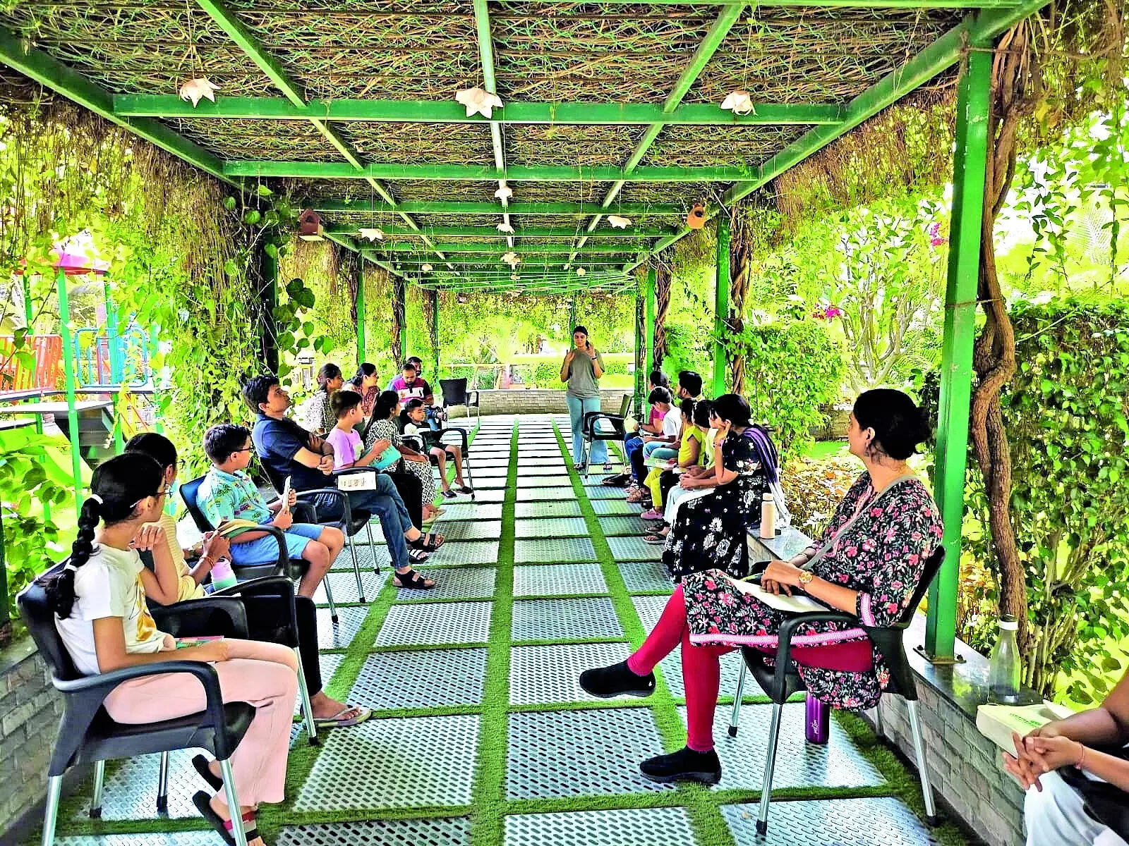 A cool, new Sunday culture is ditching screens for books!