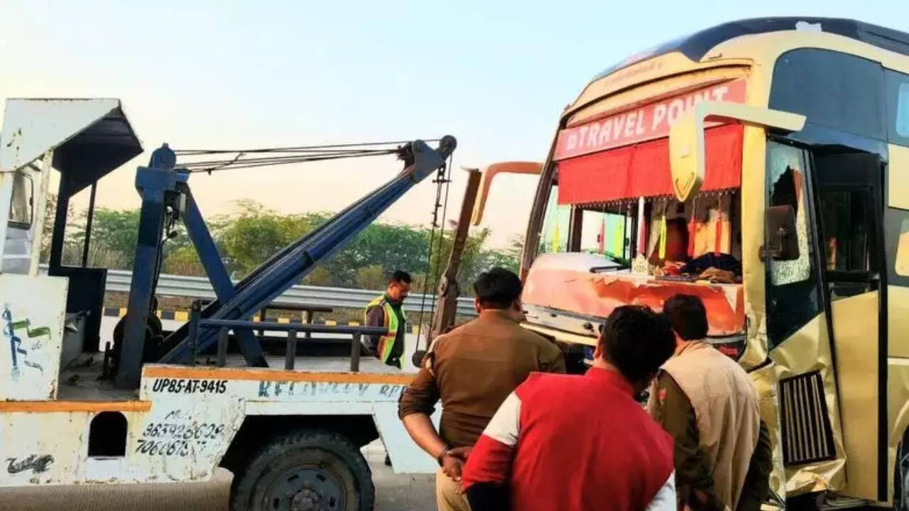6 returning home for Holi dead as bus rams van on Yamuna Expressway; 7 injured