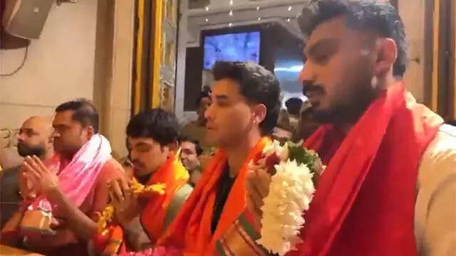 Team India seeks blessings at Siddhivinayak ahead of T20 WC semifinal — Watch