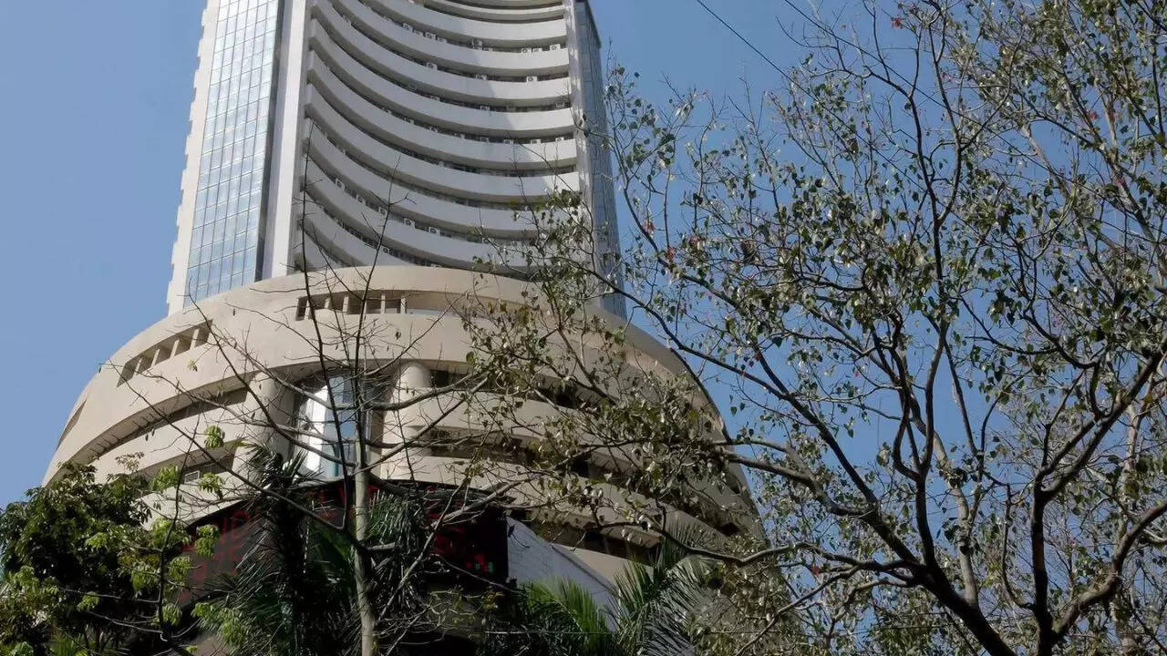 Sensex recovers 900 points on improving geopolitical cues
