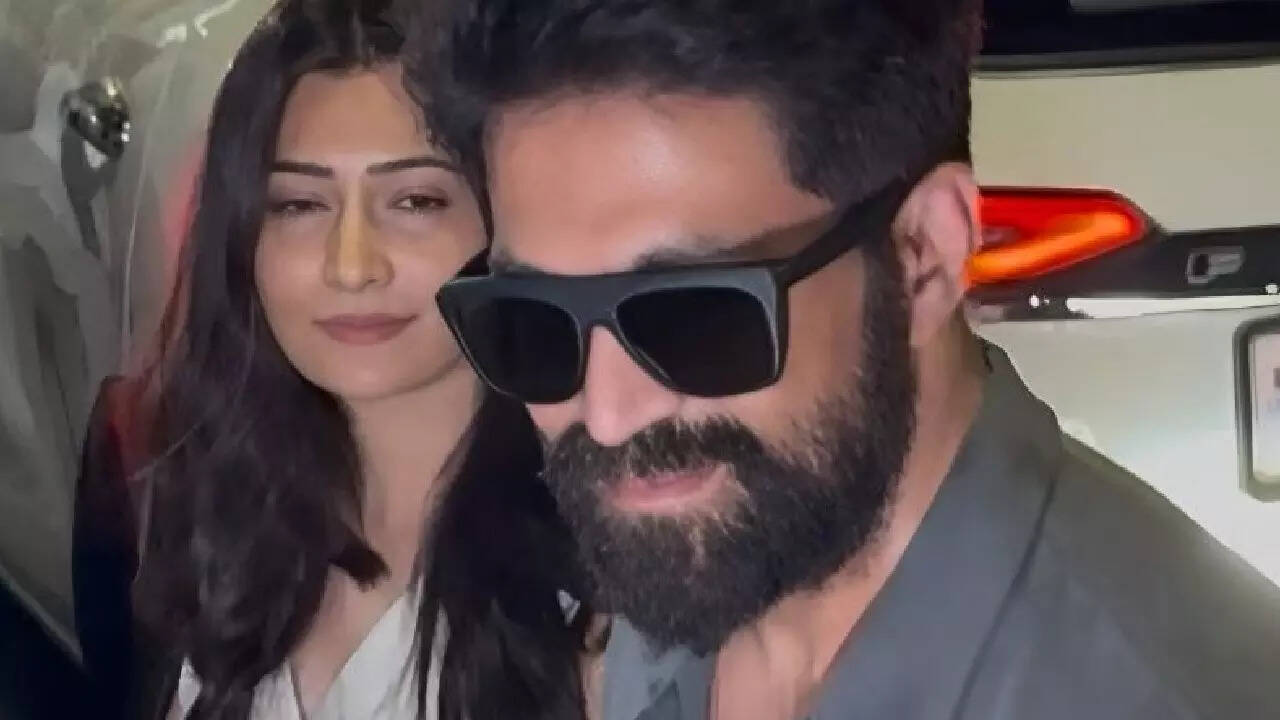 Yash spotted with his wife Radhika at the airport