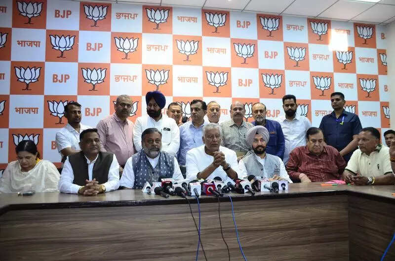 BJP questions AAP-Congress ‘alliance’