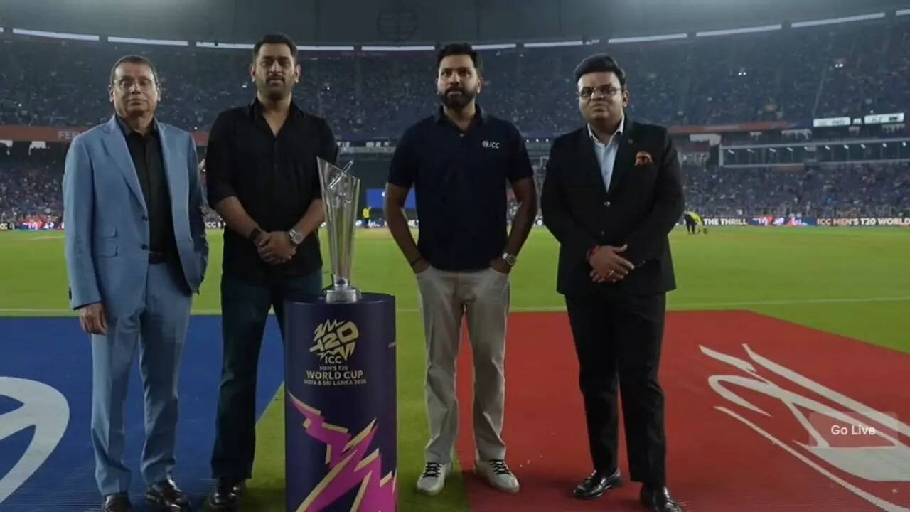 Dhoni and Rohit bring out T20 WC trophy, Ahmedabad crowd roars - Watch