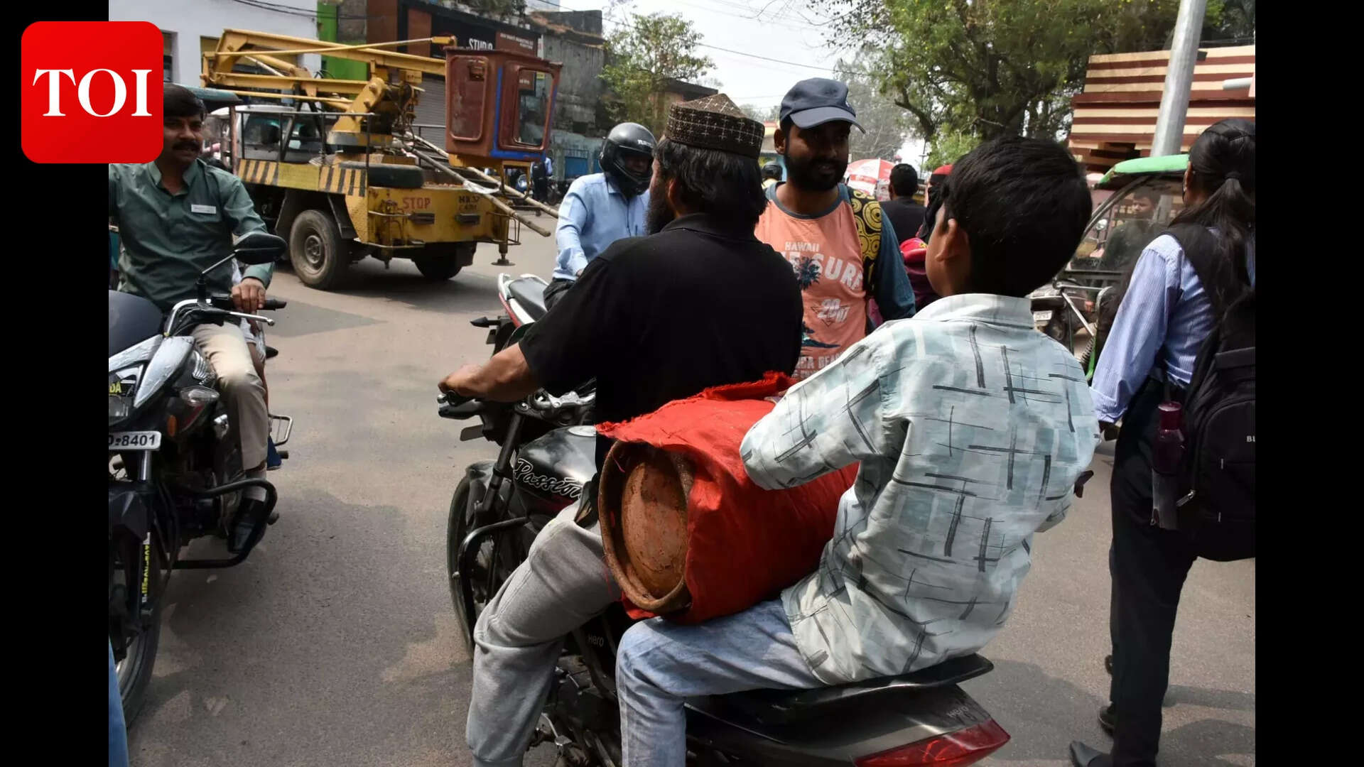 Panic buying strikes Ranchi: Residents rush to refill LPG cylinders amid conflict fears; Authorities assure no LPG shortage exists
