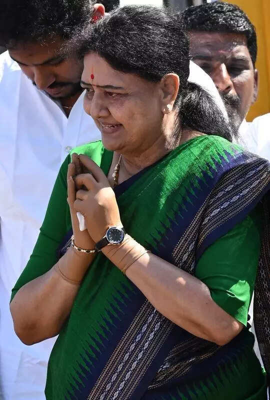 Sasikala calls on Ramadoss, mulls option of election tie-up