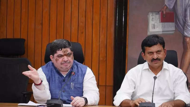 Raise Telangana’s pending issues in Parliament, get funds: Ponnam