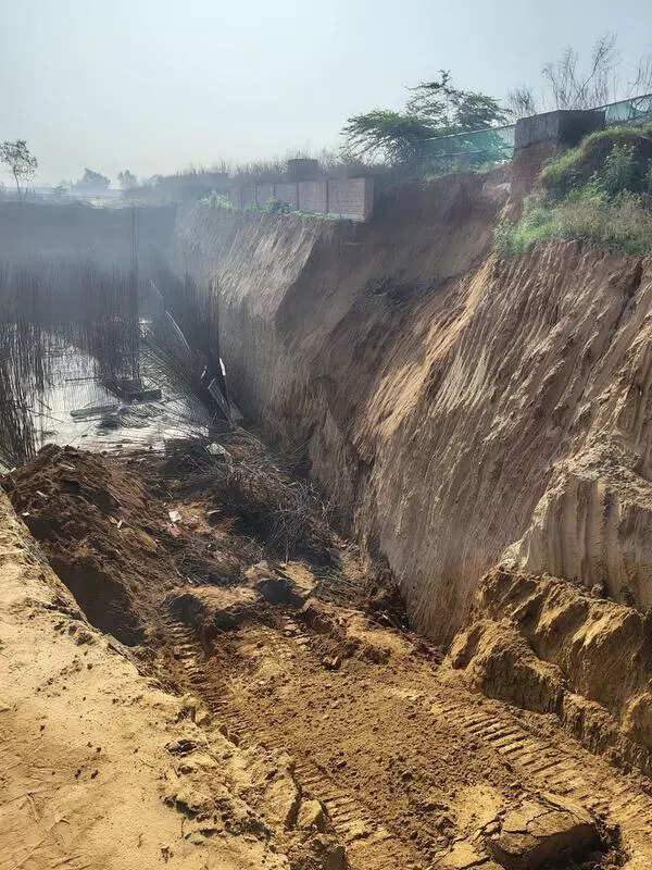 7 deaths: Soil gave way, workers fell on iron rods