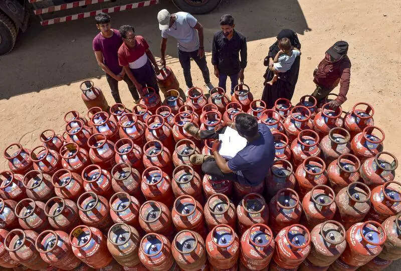 Shortage fuels black marketing of LPG cylinders in city