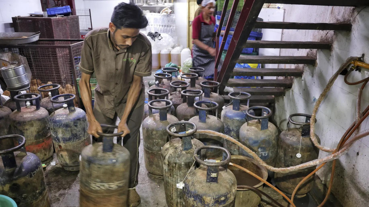 LPG crunch: Roti, dosa go off menus; more eateries shut operations across cities