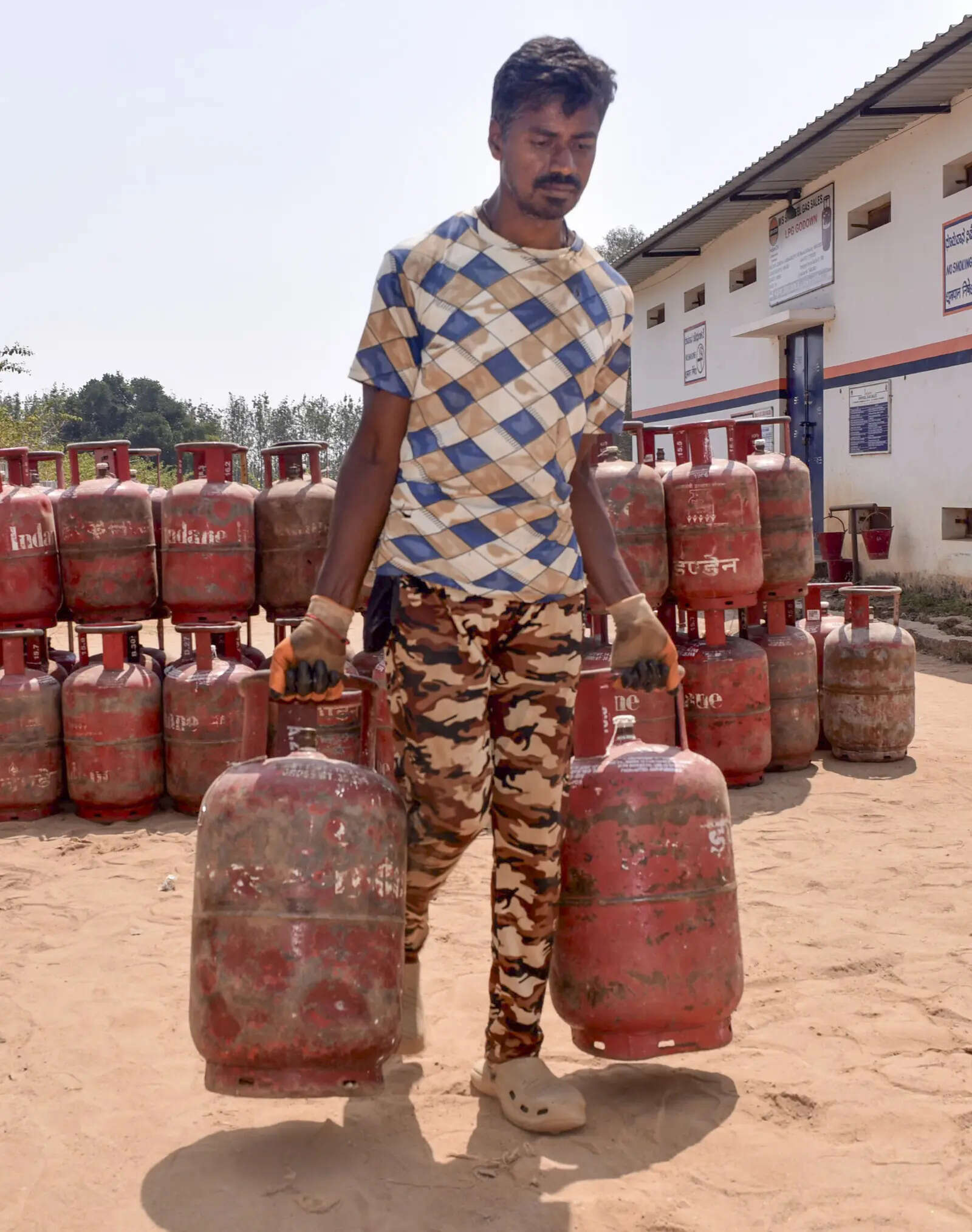 Hazaribag admin lens on domestic LPG use in hotels, restaurants