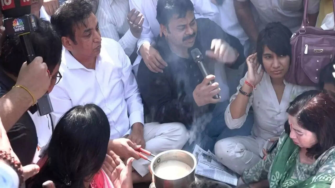 Congress workers cook tea on Chulha during LPG shortage protest in Delhi