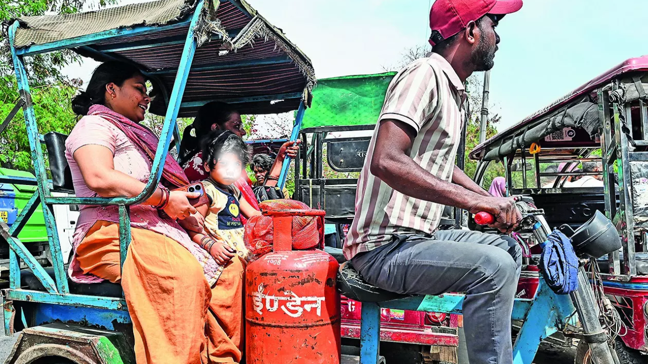 LPG cylinder shortage: Gurgaon schools tell parents to send food from home as canteens shut down