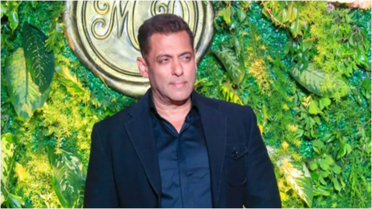 Salman reunites with Renuka and Anupam at Barjatya’s daughter’s wedding
