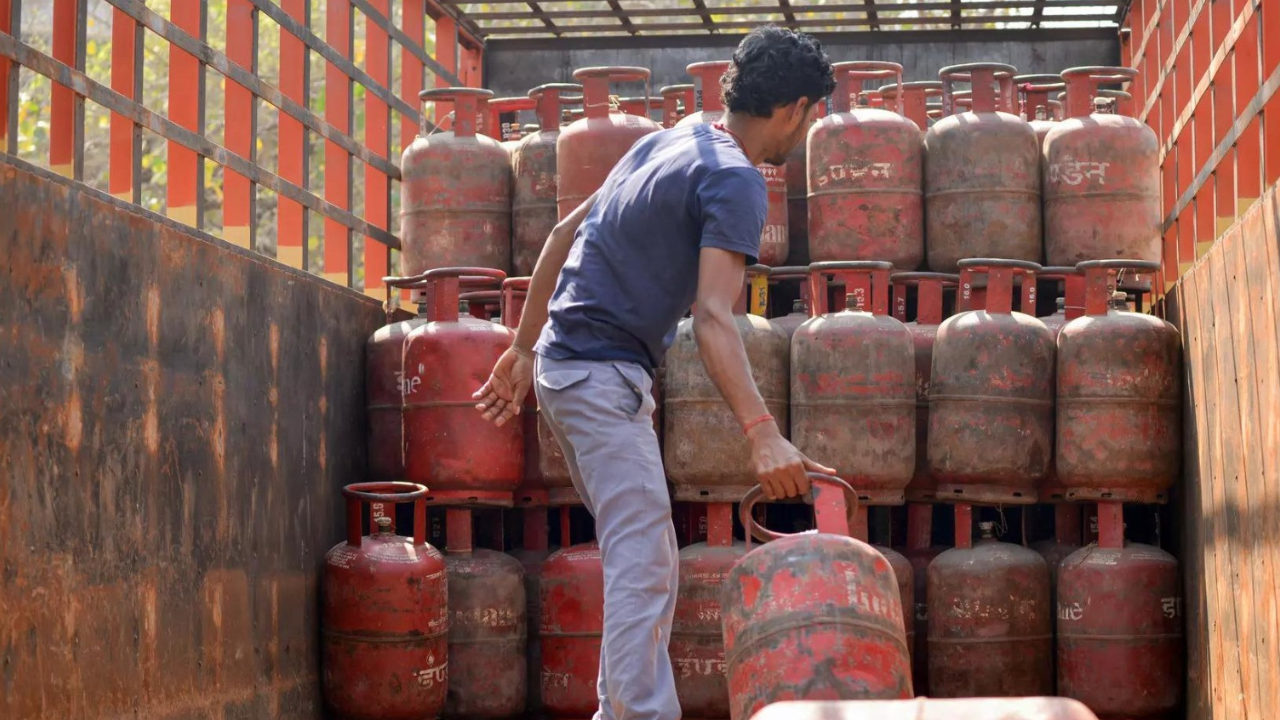 LPG cylinder crisis: Pav shortage in 4 days? 70% of Mumbai’s supply at risk