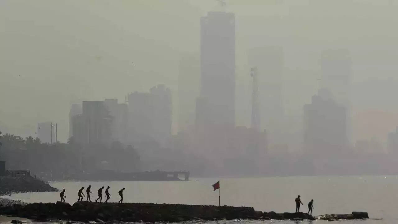 Mumbai residents discuss pollution at bldg sites with mayor