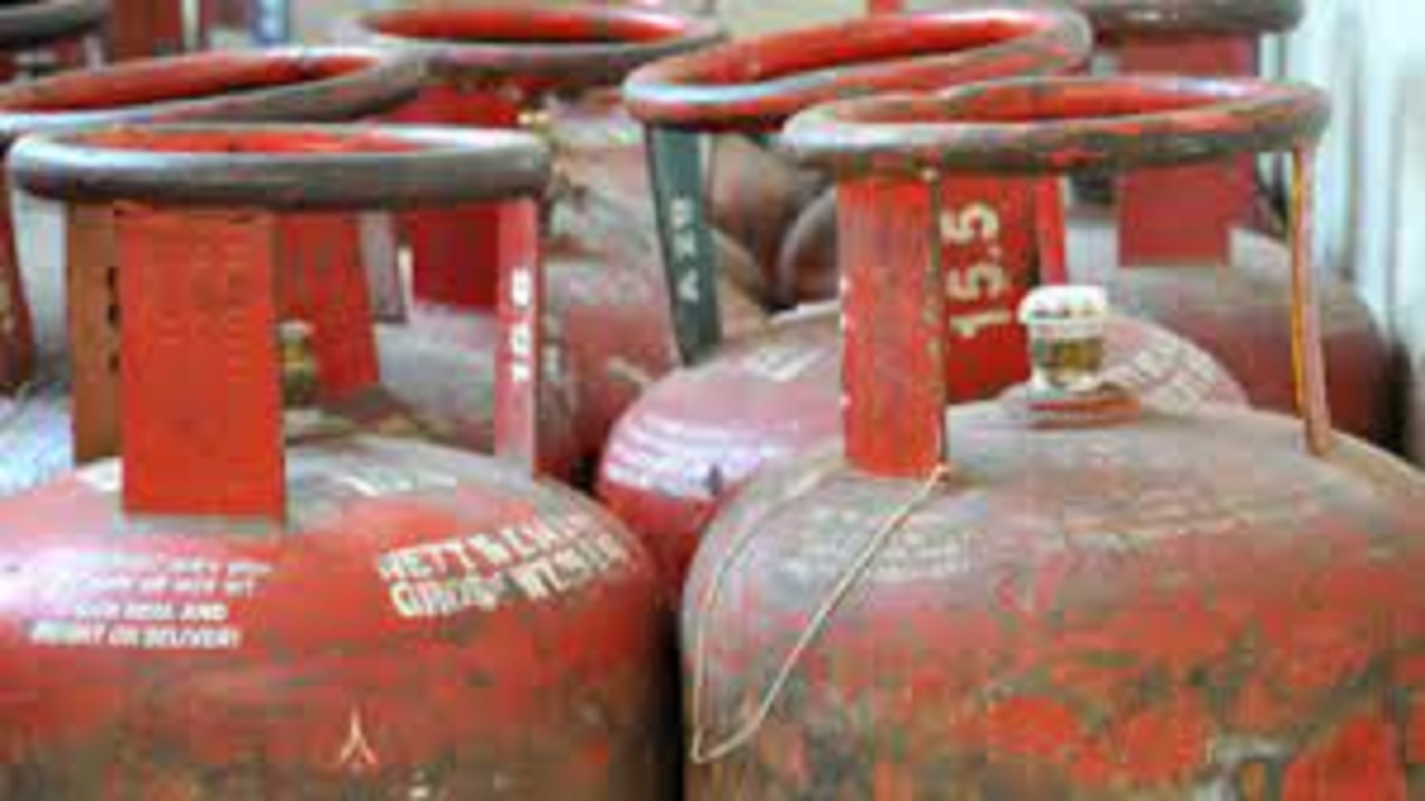 Over 100 LPG cylinders seized from black market sellers in Mumbai by Food Distribution Department