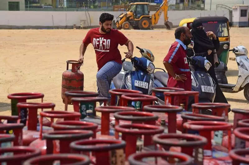 Dependence on eateries: Gas crisis in Bengaluru hits students, PG boarders hard