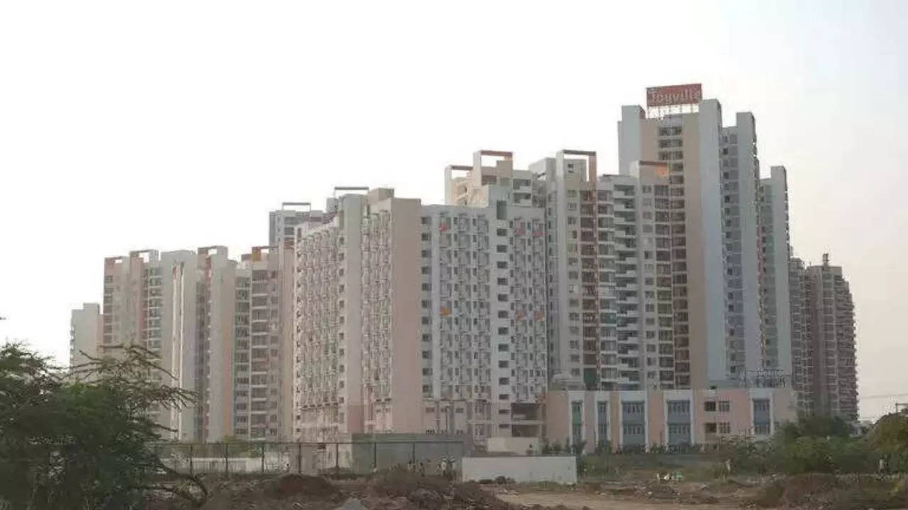 Man jumps to death from 23rd floor with 2-year-old daughter in Gurgaon