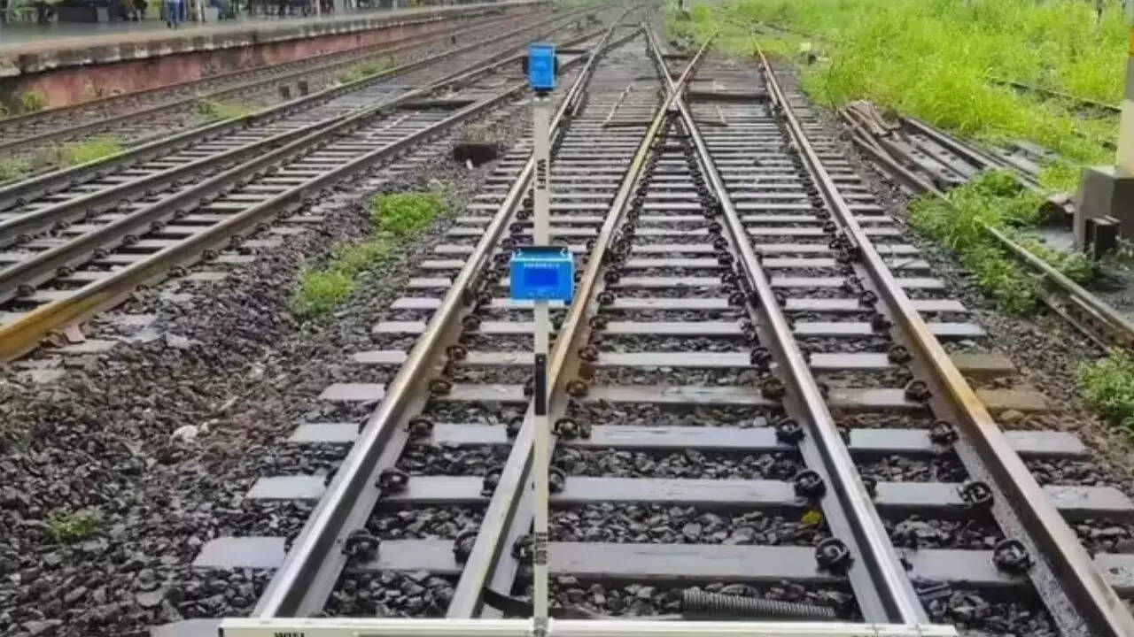 'Wanted divorce': Man pushes wife before train at Mulund station in front of son; arrested from Surat