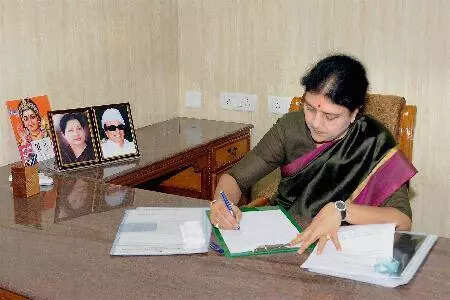 Sasikala signing the document when she took oath as party's general secretary (Image/PTI)