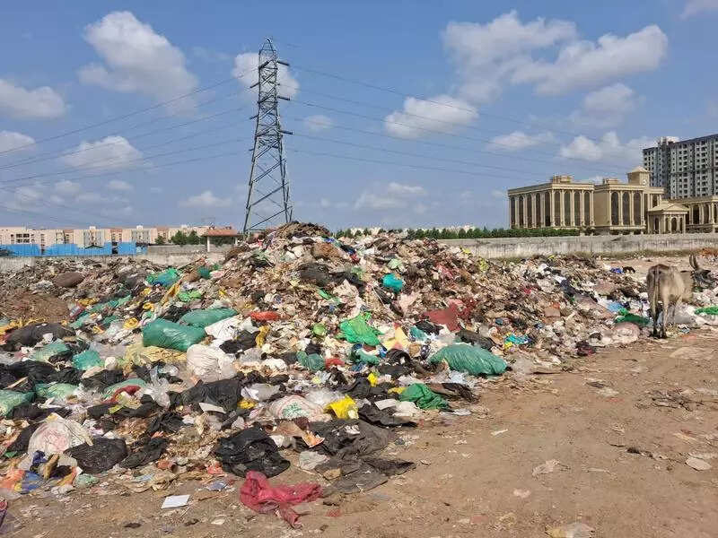 Trash heap turning into dumpyard near Sholinganallur govt hospital