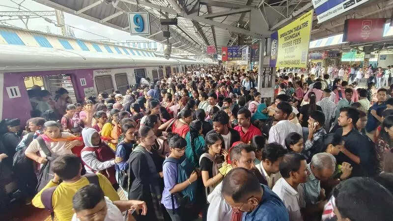 Rly min: Centre gives 3k cr/yr subsidy for Mumbai local trains