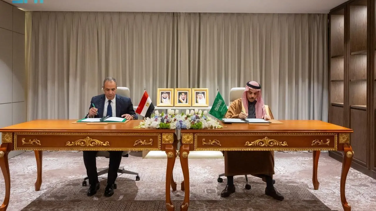 Saudi Arabia, Egypt sign deal to waive short-stay visas for official passport holders