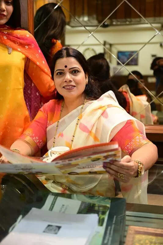 Mayor assists injured riders after oil spill on Vikhroli flyover