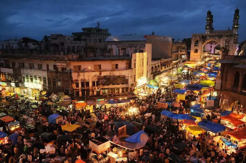 Old City buzzes with Eid shopping frenzy