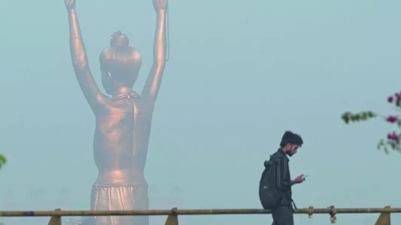 Foggy morning gives Delhi Jan-like feeling in March