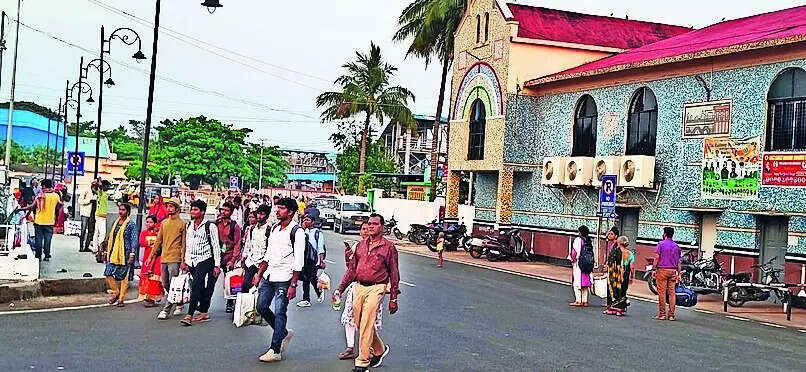 LPG crunch forcing workers in Surat to head home to Ganjam