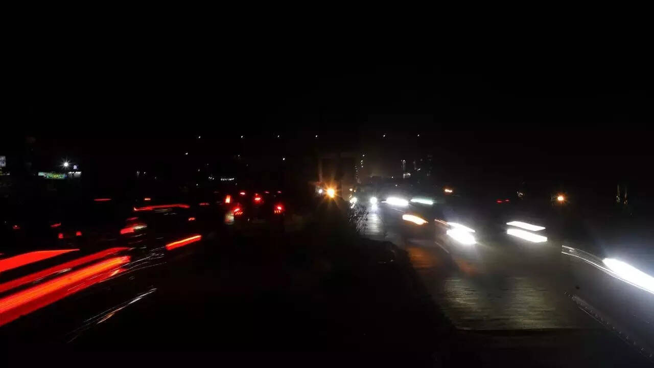 Lights on Gurgaon’s Bajghera Road defunct for a year, commuters flag safety risk